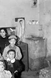 CROTONE - VIVRE DANS UN SOUS-SOL SURPEUPLÉ,