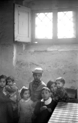 CROTONE, ENFANTS DANS UNE MAISON EN SOUS-SOL,