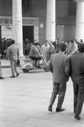 MASQUÉ SUR UNE VESPA,