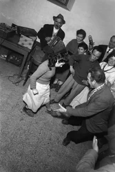 Personnes dansant et jouant de la musique traditionnelle de l