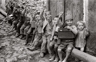 SALUER LES ENFANTS QUI ATTENDENT L