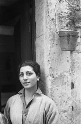FEMME SOURIANTE