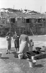 FEMMES À LA FONTAINE