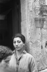 FEMMES SUR LE SEUIL DE LA MAISON