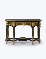 Une paire de tables de console en écaille de tortue brune montée en or moulu, vers 1710