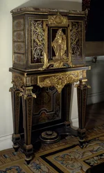 Art France : Cabinet orné de la figure du roi Louis XIV en Hercule Gaulois. Mobilier par André Boulle vers 1700. Hauteur : 1,87m. Paris, Musée du Louvre