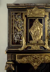 Cabinet ornant la figure du roi Louis XIV (1638-1715) en Hercule Gaulois. (détail)