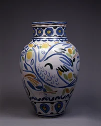 Vase en majolique peint et décoré d