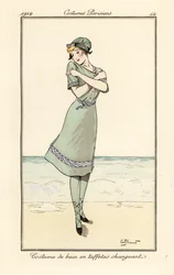 Femme sur la plage en costume de bain en taffetas bicolore