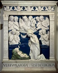 La Nativité. Représentation de la Sainte Trinité avec Dieu, Jésus-Christ et la colombe du Saint-Esprit. Haut-relief en céramique par Andrea della Robbia
