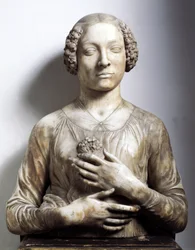 Femme au bouquet de fleurs. Sculpture en marbre, vers 1475-1480. Hauteur 58 cm. Florence, Museo Nazionale del Bargello