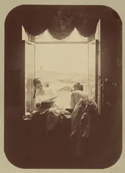 [Deux jeunes femmes à la fenêtre]