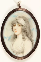 Une jeune dame en robe blanche et bandeau