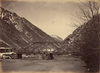 Planche 42. Pont du Mormon Turnpike, embouchure du Weber Canon, 1869 (photo)