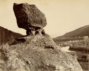 Sphinx de la vallée, extrait de The Great West Illustrated in a Series of Photographic Views across the Continent taken along the line of the Union Pacific Railroad West from Omaha, Nebraska by A.J. Russell, Volume I