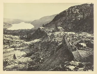 Sommet de la Sierra Nevada, abris à neige au premier plan, lac Donner au loin, C. P. R. R.