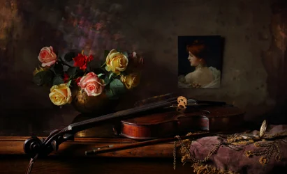 Nature morte élégante avec un violon