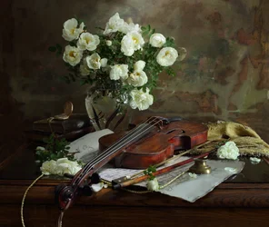 Des roses blanches et un violon