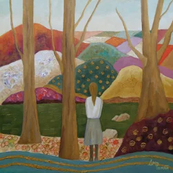 Une femme au milieu de collines aux couleurs chatoyantes
