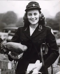 Kick Kennedy portant un uniforme de la Croix-Rouge américaine à Londres
