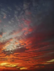 Un ciel flamboyant au coucher du soleil