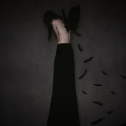 La femme ailée au regard triste