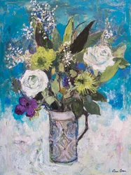 Pichet avec roses blanches et autres fleurs