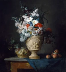 Bouquet de fleurs dans un vase en terre cuite avec des pêches et des raisins