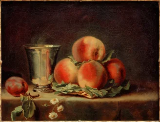 Pêches et gobelet en argent