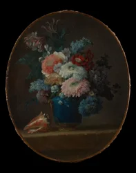 Vase de fleurs et coquillage