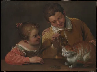 Deux enfants taquinant un chat