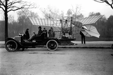 Aviateur Alberto Santos Dumont transportant son avion dans sa voiture. Collection privée