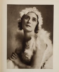 Anna Pavlova (Pavlovna) (1881-1931) dans le ballet La Mort du cygne de Camille Saint-Saëns, Anonyme