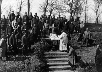 Première Guerre mondiale (1914-1918) : Messe dominicale à la Ferme de Canny (Canny-sur-Matz) (Département 60 : Oise) en mai 1915. Collection privée.