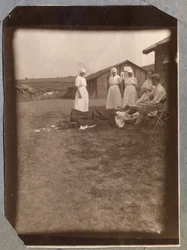 Première Guerre mondiale 1914-1918 : héliothérapie. Soldats blessés et infirmières de la Croix-Rouge française (Croix-Rouge), camp de Couville dans la Manche, Basse-Normandie (Basse-Normandie), France. Photographie anonyme, juillet 1917. Collection privée