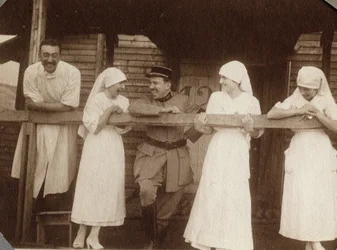 Première Guerre mondiale 1914-1918 : infirmières et médecins en blouse parlant avec un soldat français à Couville, Manche, Basse-Normandie, France. Photographie anonyme juillet 1917. Collection privée, Stella.