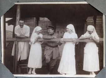 Première Guerre mondiale 1914-1918 : infirmières en blouse amusante avec des soldats et un médecin à Couville, Manche, Basse-Normandie, France. Photographie anonyme juillet 1917. Collection privée, Stella.