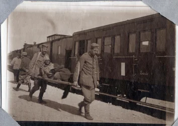 Première Guerre mondiale 1914-1918 : blessures de soldats et brancards dans une gare de la Manche, Basse-Normandie, France. Photographie anonyme mai 1917. Collection privée, Stella