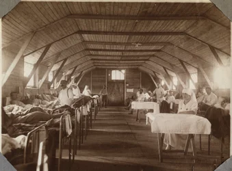 Première Guerre mondiale 1914-1918 : soldats blessés et infirmières de la Croix-Rouge française, camp de Couville dans la Manche, Basse-Normandie, France. Photographie anonyme, juillet 1917. Collection privée, Stella.