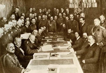 Première Guerre mondiale : signature du traité de paix de Brest-Litovsk le 03/03/1917 entre les Allemands et les Russes. L