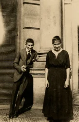 Franz Kafka (1883-1924) avec sa sœur Ottla (1892-1943) devant la maison Oppelt à Prague par Anonyme, c. 1914