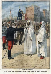 Le général Hubert Lyautey (1854-1934) présente la croix de la Légion d