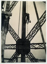 Peintre sur la Tour Eiffel en 1889, Paris