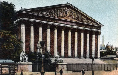 Paris : vue extérieure de la Chambre des députés (Assemblée nationale, Palais Bourbon). Photographie de 1920 dans l