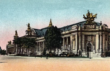 Paris : vue extérieure du Grand Palais inauguré en 1900. Photographie de 1920 dans « Album Artistique » de la ville de Paris. Collection privée.