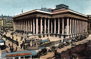 Paris : vue extérieure du Palais Brongniart (Bourse de Paris), construit entre 1808-1826 par Alexandre Brongniart (1770-1847). Photographie de 1920 dans « Artistic Album » de la ville de Paris. Collection privée.