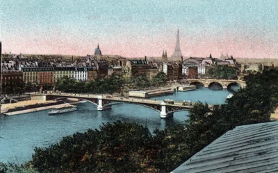 Paris : panorama de la Seine avec la tour Eiffel en arrière-plan. Photographie de 1920 dans « Album Artistique » de la ville de Paris. Collection privée.