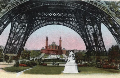 Paris : le Palais du Trocadéro vu sous la Tour Eiffel. Photographie de 1920 dans "Album Artistique" de la ville de Paris. Collection privée.