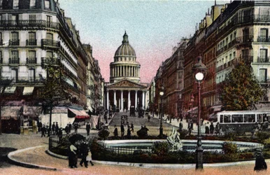 Paris : vue de la rue Soufflot et du Panthéon. Photographie de 1920 dans "Album artistique" de la ville de Paris. Collection privée.