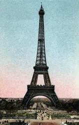 Paris : vue de la Tour Eiffel construite entre 1887 et 1889 par Gustave Eiffel (1832-1923). Photographie de 1920 dans 
